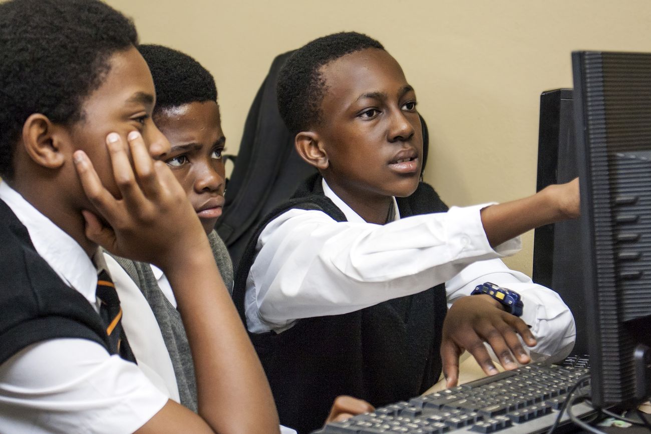 Online examination dashboard showing student rankings and analytics